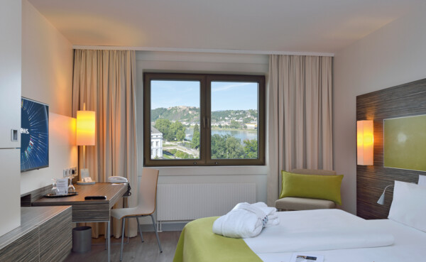 Doppelzimmer im Mercure Hotel, Blick aus dem Fenster auf den Rhein und die Festung Ehrenbreitstein ©© 2018 BARLO FOTOGRAFIK